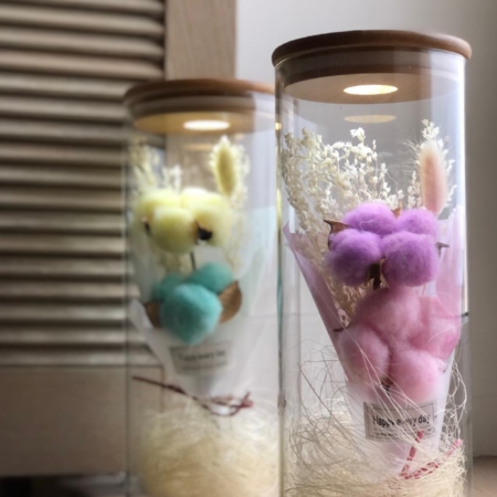 k5867 - Стеклянная ваза "Огонек" с подветкой с цветным хлопком (от 10 шт.) - фото moscowflorist.ru