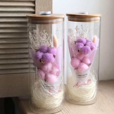 k5867 - Стеклянная ваза "Огонек" с подветкой с цветным хлопком (от 10 шт.) - фото moscowflorist.ru