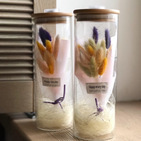 MF5869 - Стеклянная ваза "Огонек" с подсветкой и цветным лагурусом - фото moscowflorist.ru