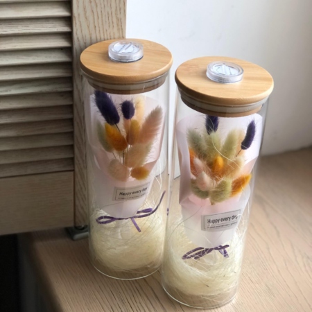 MF5869 - Стеклянная ваза "Огонек" с подсветкой и цветным лагурусом - фото moscowflorist.ru