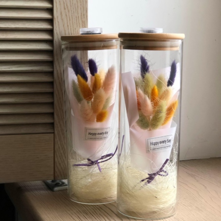 k5869 - "Огонек" с букетиком разноцветного лагуруса в стеклянной вазе с подсветкой - фото moscowflorist.ru