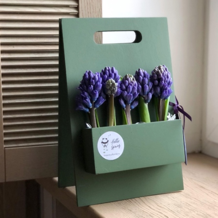 MF5661 - Деревянная подставка Этюдник с гиацинтами - фото moscowflorist.ru