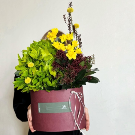 MF0935 - Овальная коробка с весенними цветами - фото moscowflorist.ru