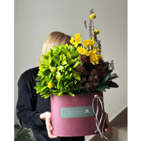 MF0935 - Овальная коробка с весенними цветами - фото moscowflorist.ru