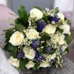 MF1333 - Бело-синий классический букет из роз и гиацинтов фото №3 - moscowflorist.ru