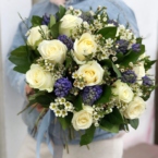MF1333 - Бело-синий классический букет из роз и гиацинтов фото №2 - moscowflorist.ru