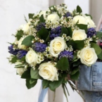 MF1333 - Бело-синий классический букет из роз и гиацинтов фото №4 - moscowflorist.ru