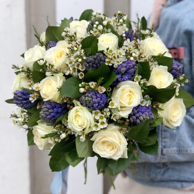 MF1333 - Бело-синий классический букет из роз и гиацинтов фото - moscowflorist.ru