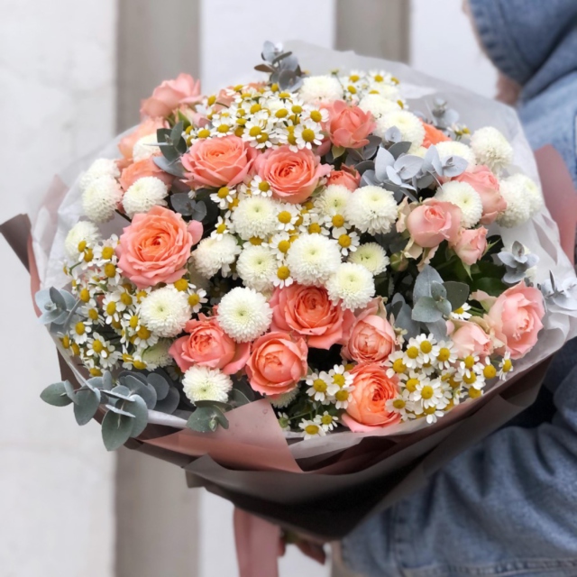 MF1334 - Кружевной букет из нежных ромашек и роз фото - moscowflorist.ru