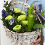 MF4039 - Весенняя корзина с гиацинтами и зелеными розами фото №5 - moscowflorist.ru