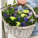 MF4039 - Весенняя корзина с гиацинтами и зелеными розами фото №3 - moscowflorist.ru