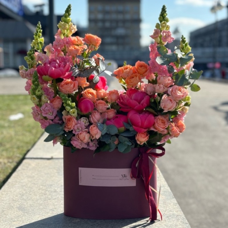 MF0936 - Овальная коробка с пионами и розами - фото moscowflorist.ru