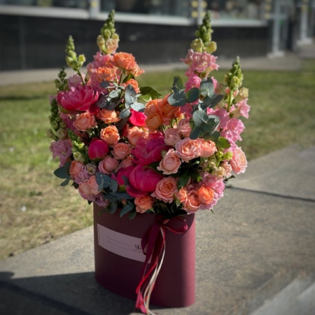 MF0936 - Овальная коробка с пионами и розами - фото moscowflorist.ru