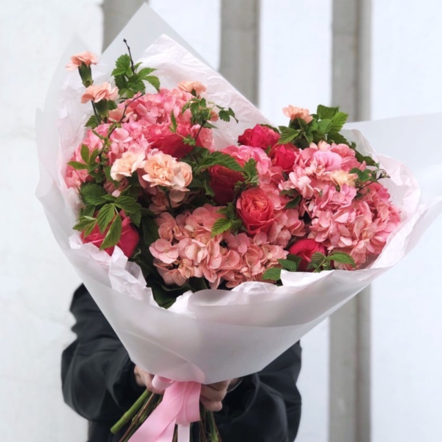 MF1336 - Букет из роз и гортензий фото - moscowflorist.ru