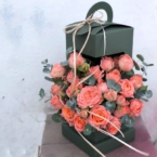 MF5763 - Фирменный цветочный фонарик с розой цвета фламинго картинка №3 - moscowflorist.ru MF5763 - Фирменный цветочный фонарик с розой цвета фламинго фото №3 - moscowflorist.ru