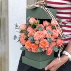 MF5763 - Фирменный цветочный фонарик с розой цвета фламинго картинка №4 - moscowflorist.ru MF5763 - Фирменный цветочный фонарик с розой цвета фламинго фото №4 - moscowflorist.ru