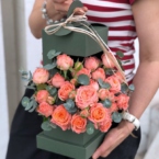 MF5763 - Фирменный цветочный фонарик с розой цвета фламинго картинка №2 - moscowflorist.ru MF5763 - Фирменный цветочный фонарик с розой цвета фламинго фото №2 - moscowflorist.ru