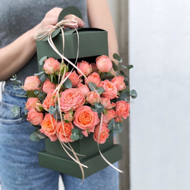 MF5763 - Фирменный цветочный фонарик с розой цвета фламинго фото - moscowflorist.ru