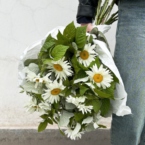 MF1339 - Летний букет с крупными ромашками и зеленью малины фото №1 - moscowflorist.ru