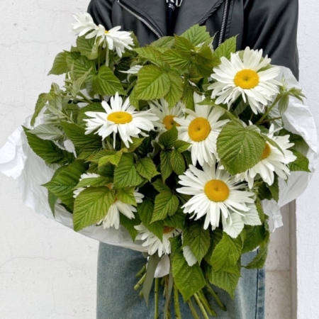 MF1339 - Летний букет с крупными ромашками и зеленью малины - фото moscowflorist.ru