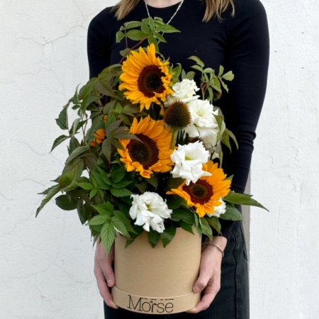 MF0870 - Шляпная коробка с подсолнухами коллекции Morse - фото moscowflorist.ru