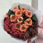 MF1342 - Сезонный букет с розами и хризантемами. Соленая карамель фото №2 - moscowflorist.ru