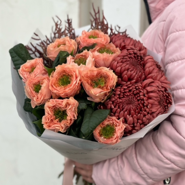 MF1342 - Сезонный букет с розами и хризантемами. Соленая карамель фото - moscowflorist.ru
