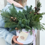 MF0591 - Шляпная коробка с хвойниками Nature фото №2 - moscowflorist.ru