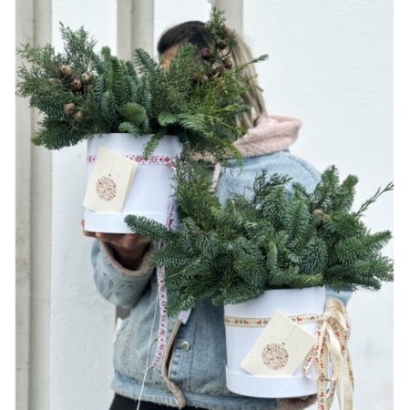 MF0591 - Шляпная коробка с хвойниками Nature - фото moscowflorist.ru