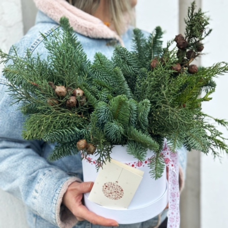 MF0591 - Шляпная коробка с хвойниками Nature - фото moscowflorist.ru