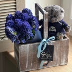 MF7058 - Цветочный ящик с гиацинтами и исхудавшим котейкой фото №4 - moscowflorist.ru