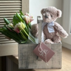 MF7059 - Цветочный ящик с тюльпанами и мишкой фото №3 - moscowflorist.ru