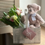 MF7059 - Цветочный ящик с тюльпанами и мишкой фото №1 - moscowflorist.ru