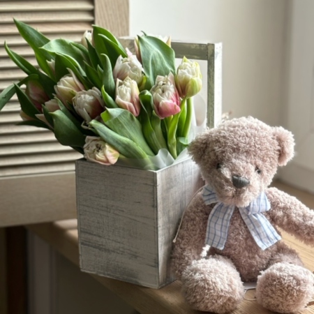 MF7059 - Цветочный ящик с тюльпанами и мишкой - фото moscowflorist.ru