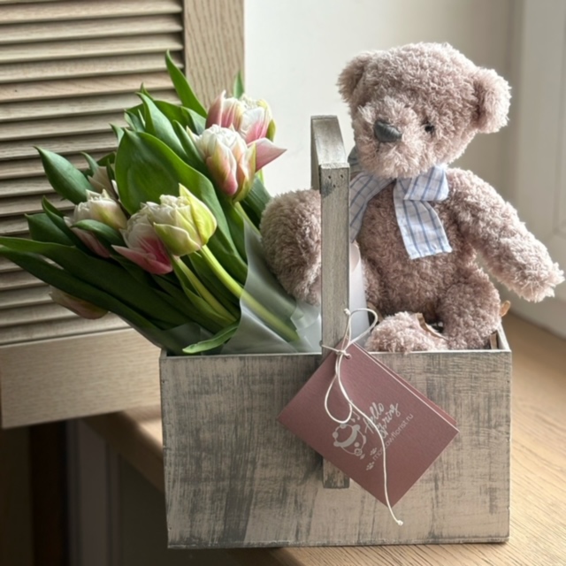 MF7059 - Цветочный ящик с тюльпанами и мишкой фото - moscowflorist.ru