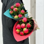 MF1506 - Фирменный кулек с 7 коралловыми пионами фото №4 - moscowflorist.ru