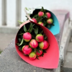 MF1506 - Фирменный кулек с 7 коралловыми пионами фото №3 - moscowflorist.ru