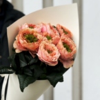 MF1507 - 9 пионовидных роз в фирменной упаковке фото №5 - moscowflorist.ru