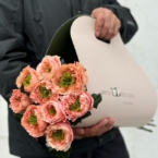 MF1507 - 9 пионовидных роз в фирменной упаковке фото №3 - moscowflorist.ru