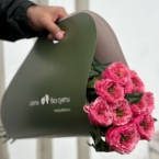 MF1507 - 9 пионовидных роз в фирменной упаковке фото №2 - moscowflorist.ru