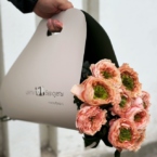 MF1507 - 9 пионовидных роз в фирменной упаковке фото №6 - moscowflorist.ru