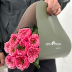 MF1507 - 9 пионовидных роз в фирменной упаковке фото №4 - moscowflorist.ru