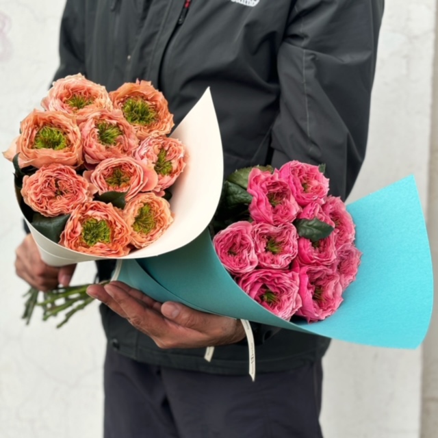 MF1507 - 9 пионовидных роз в фирменной упаковке фото - moscowflorist.ru