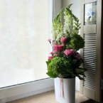 MF0938 - Овальная коробка с яркими розами и гортензией фото №6 - moscowflorist.ru