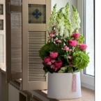 MF0938 - Овальная коробка с яркими розами и гортензией фото №1 - moscowflorist.ru