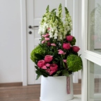 MF0938 - Овальная коробка с яркими розами и гортензией фото №4 - moscowflorist.ru