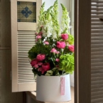 MF0938 - Овальная коробка с яркими розами и гортензией фото №3 - moscowflorist.ru