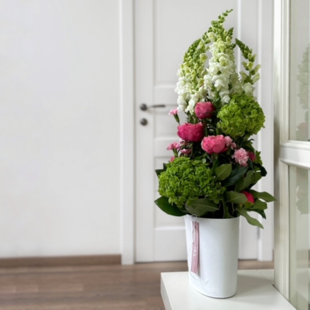 MF0938 - Овальная коробка с яркими розами и гортензией - фото moscowflorist.ru