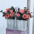 MF7060 - Деревянный ящик с персиковой пионовидной розой  фото №3 - moscowflorist.ru