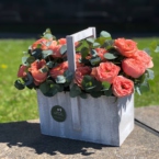 MF7060 - Деревянный ящик с персиковой пионовидной розой  фото №4 - moscowflorist.ru